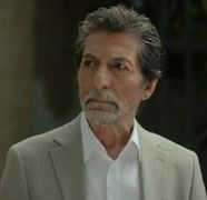 Rezumat „Minciuni de familie”, episodul 67, difuzat în 30 septembrie la Kanal D: Kahraman observă pe umărul lui Sezai un semn din naștere identic cu al său